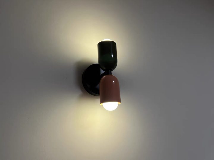 Donker houten retro wandlamp voor woonkamer