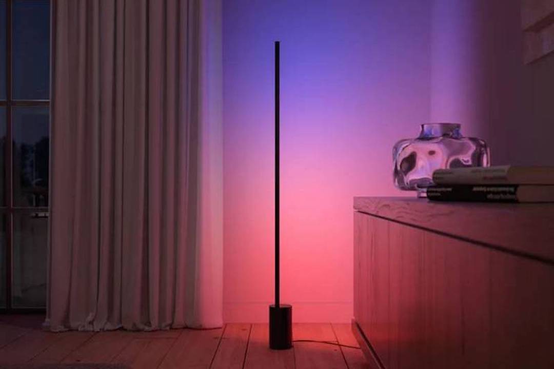 Multikleurige lijn vloerlamp, perfect voor kunstruimte