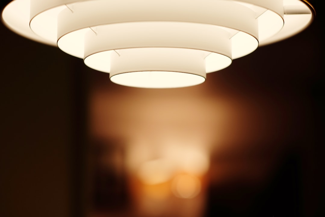 Moderne verlichting met onregelmatige cirkelvormige plafondlamp