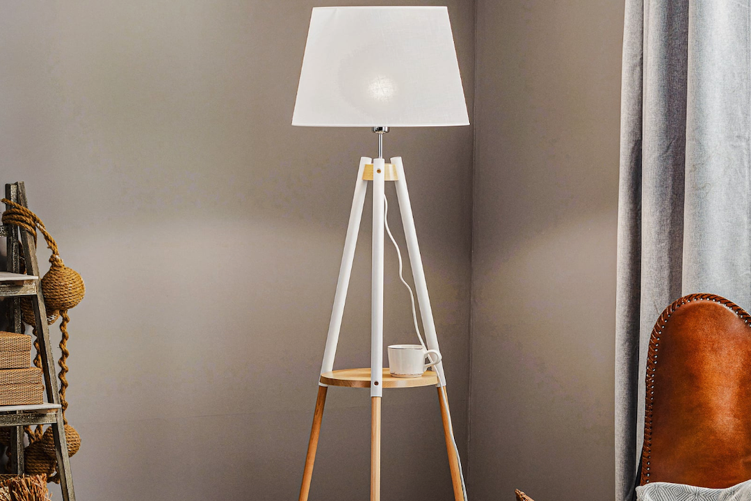 Creëer een gezellige leeshoek met een houten driepoot vloerlamp