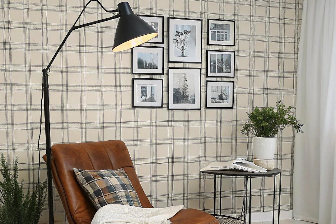 Creëer een gezellige leeshoek met boogvormige matzwarte vloerlamp
