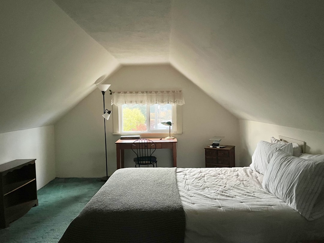 Photo reading nook floor lamp
